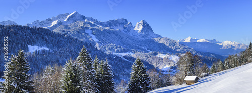 Winterpanorama aus dem Werdenfelser Land mit Zugspitz-Massiv