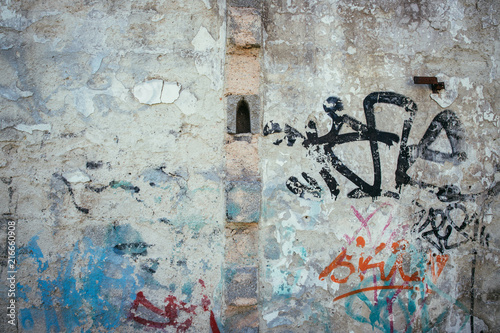 Heruntergekommene und mit Graffiti beschmierte Wand eines Hauses