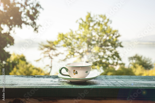 Tasse mit heißem Getränk. Tee Kaffee. Cup with coffee, teacup