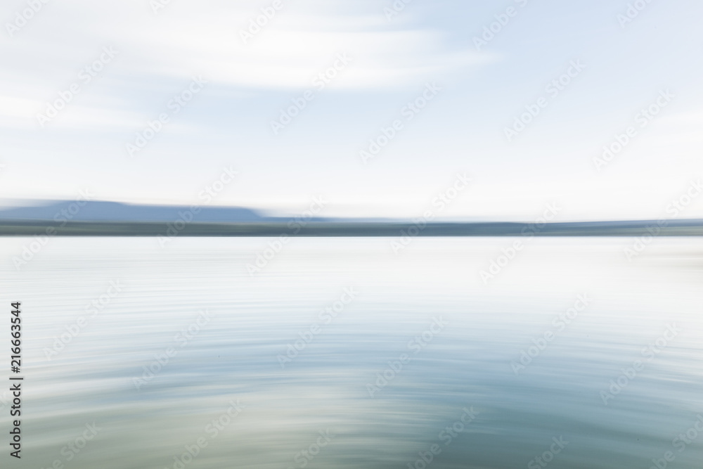 Obraz premium Hintergundbild, background picture, Friedliche Wasserlandschaft mit Land am Horizont. Peaceful seascape with land at the horizon.