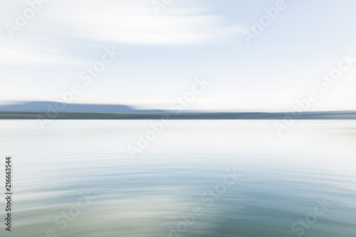 Hintergundbild  background picture  Friedliche Wasserlandschaft mit Land am Horizont. Peaceful seascape with land at the horizon.