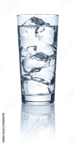 Freigestelltes Wasserglas mit Eiswürfeln