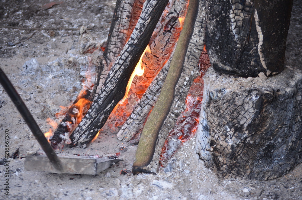 troncos de madera ardiendo en un fogón previo a un asado argentino troncos de madera ardiendo en un fogón previo a un asado argentino