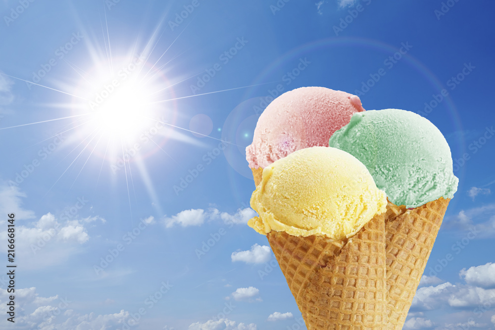 Fototapeta premium Eiskugeln in der Waffel bei brütender Hitze