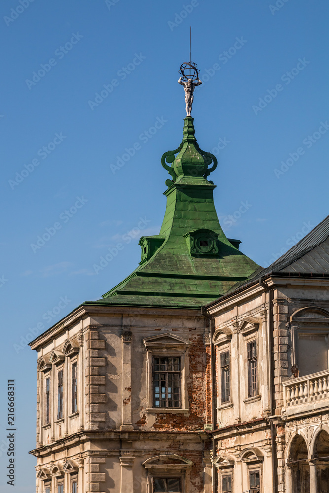 Obraz premium Sculpture of a strong man on the top of Medieval Pidhirtsi castle