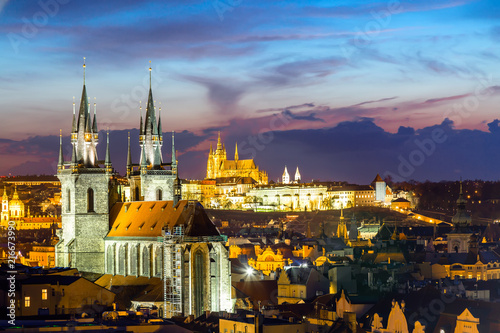Niesamowity widok na Zamek Praski i kościół Matki Boskiej Tyn w Czechach podczas zachodu słońca. Widok z wieży prochowej. Znane na całym świecie zabytki w Europie.