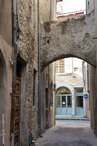 Fototapeta Naklejka Na Ścianę i Meble -  Old alley and houses in a french village