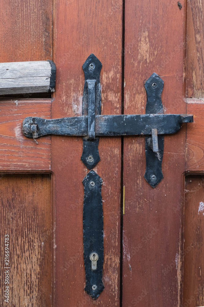 Puerta de madera con cierre de de pestillo de hierro forjado foto de Stock  | Adobe Stock