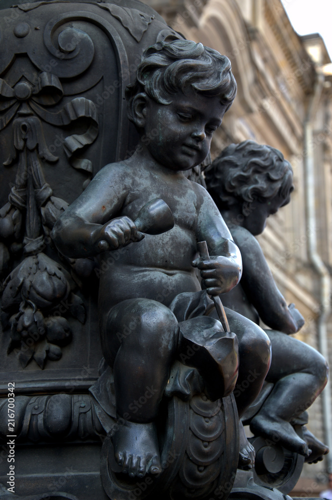 статуя мальчик - скульптор, возле академии искусств в Санкт-Петербурге