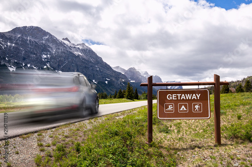 Φωτογραφία Car rushing to a weekend getaway in nature with mountains and park serenity