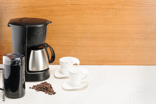 Εκτύπωση καμβά Coffee machine with pot and handful coffee beans on the wood and marble background