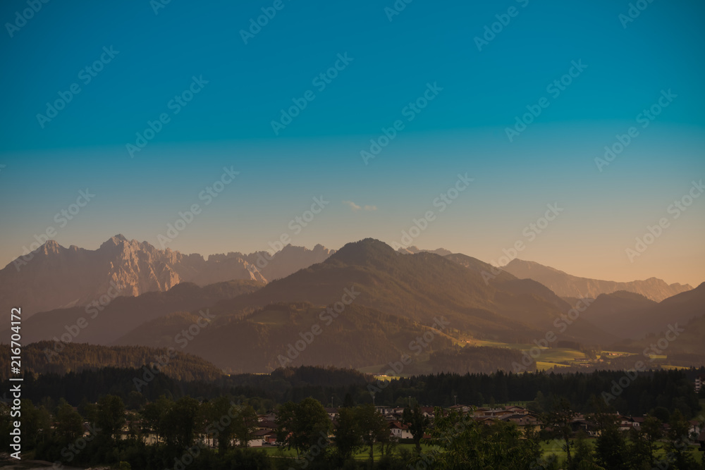 sonnenuntergang und Landschaft bei Kössen, Hintergund Wilder Kaiser Alpen, Tirol, Österreich