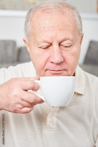 Senior trinkt entspannt eine Tasse Kaffee