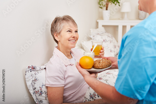 Seniorin bekommt gesundes Frühstück serviert