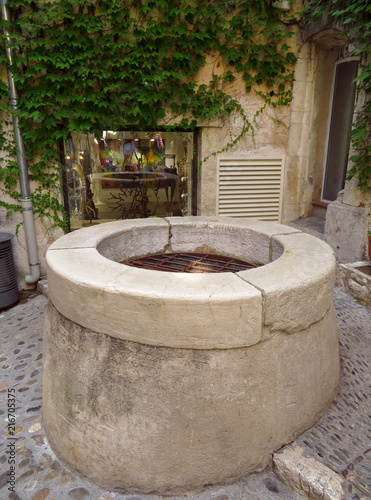 Saint-Paul-de-Vence - Antique fountain © Venka