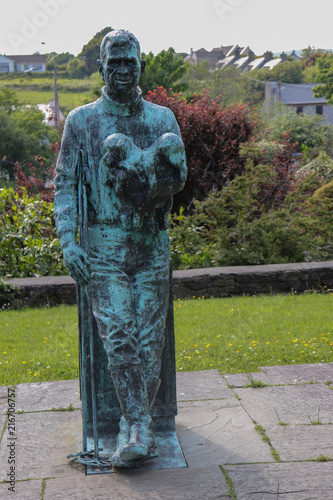 Annascaul - Statue de l'explorateur Thomas Crean dans le parc photo