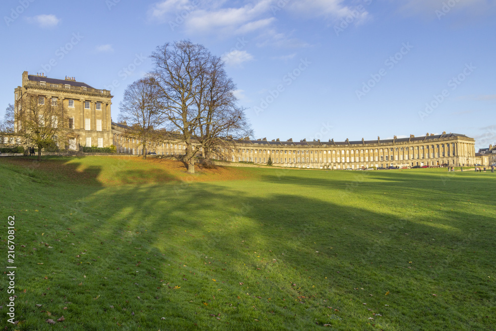 The Royal Crescent terraced houses with its old palladian style, ionic columns and an amazing representation of the Georgian architecture. Bath, UK