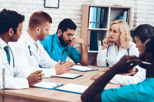 Slika na platnu Multinational Doctors Group Diagnostic Meeting.