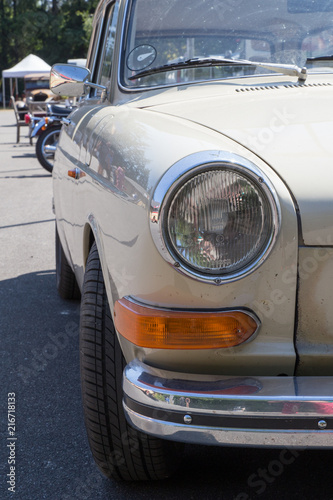 Scheinwerferlicht   Vorderleuchte von einem Oldtimer