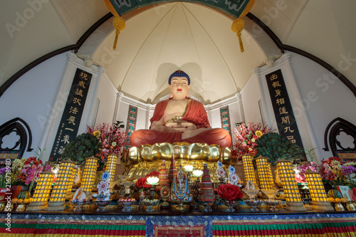 Fotografía The twenty-one foot high sitting statue of Amitabha Buddha in Hua Zang Si Buddhist Temple is extremely dignified-looking and has amazed the world