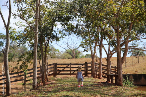 menina caminhando nas árvores sítio chácara família photo