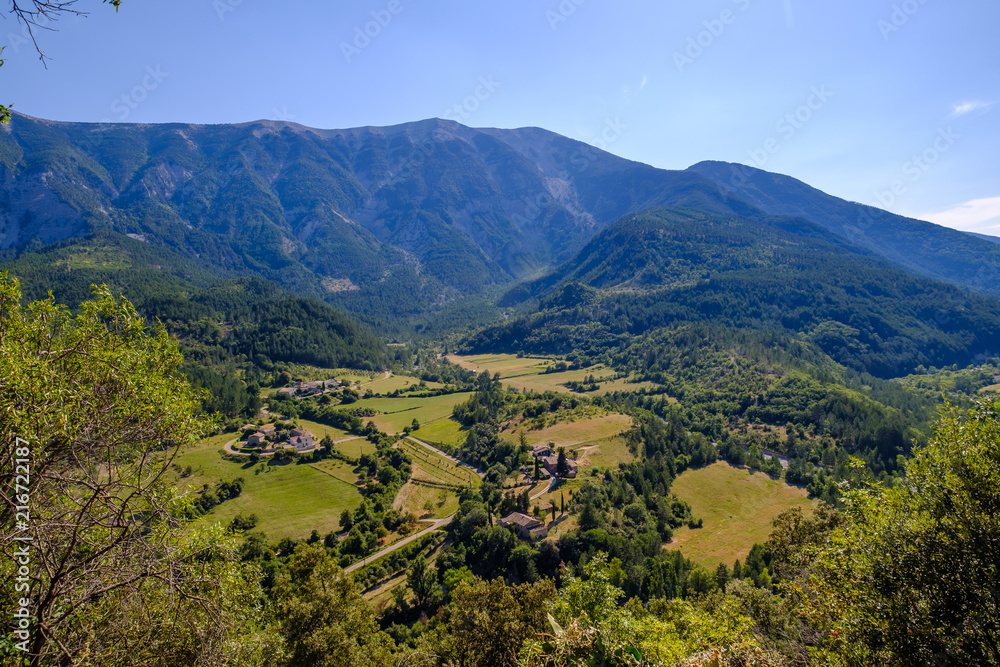 Vue panoramique sur le Mont Ventoux et la vallée de Toulourenc, depuis le village de Brantes. Provence, France.