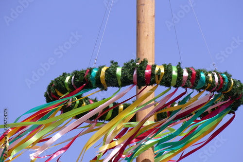 Bild auf Leinwand Farbiger Festkranz oder Maikranz