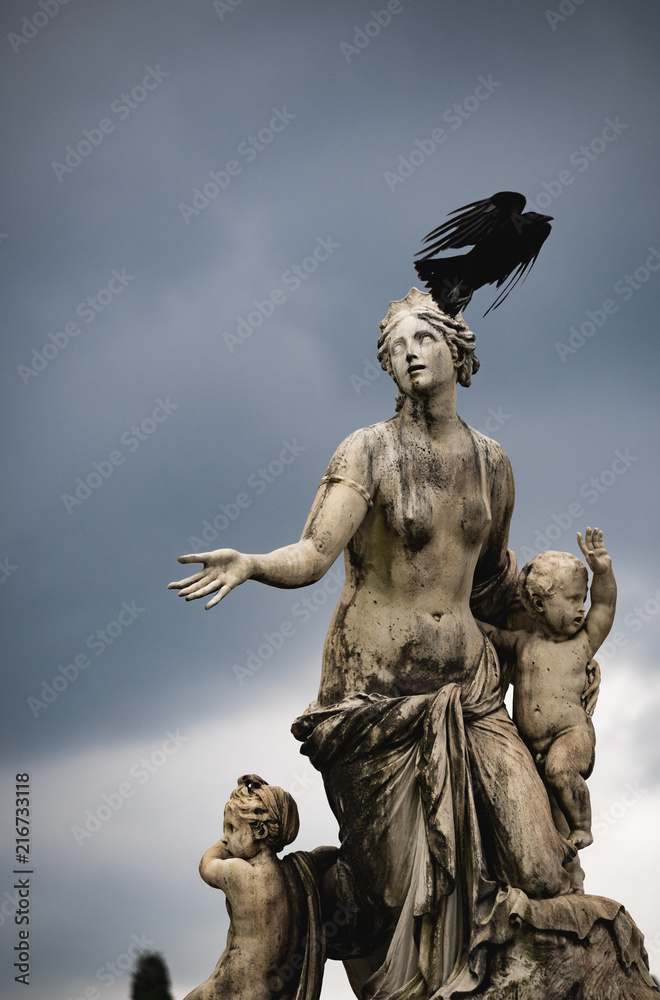 Fototapeta premium Raven on a sculpture