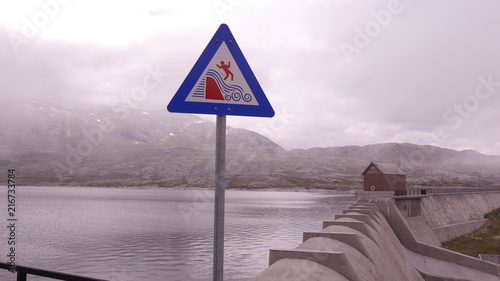 Energie durch Wasserkraft - tiefhängende Wolken über Stausee 