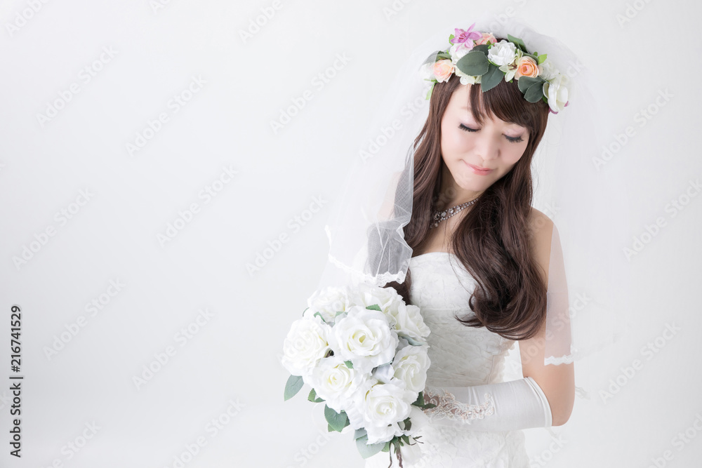 ブーケを持つ笑顔の花嫁 ブーケを持つ笑顔の花嫁