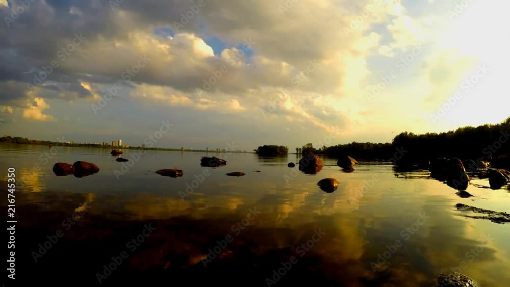 Ottawa river time lapse 
rivière des Outaouais
Summer, cloudy day