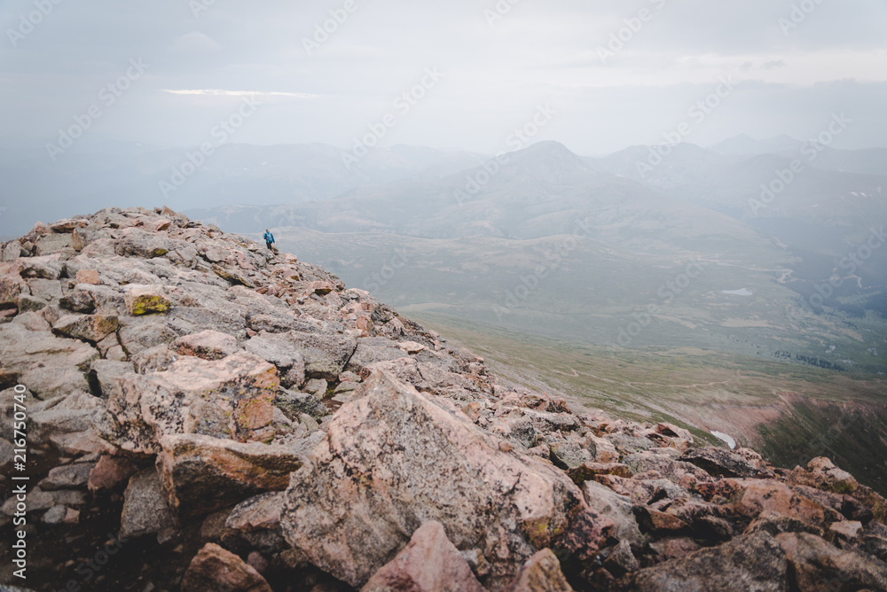 Obraz premium A person hiking on top of Mount Bierstadt in Colorado. 