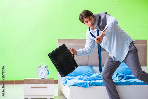 Canvas-taulu Employee in the bedroom being late for his job in time managemen