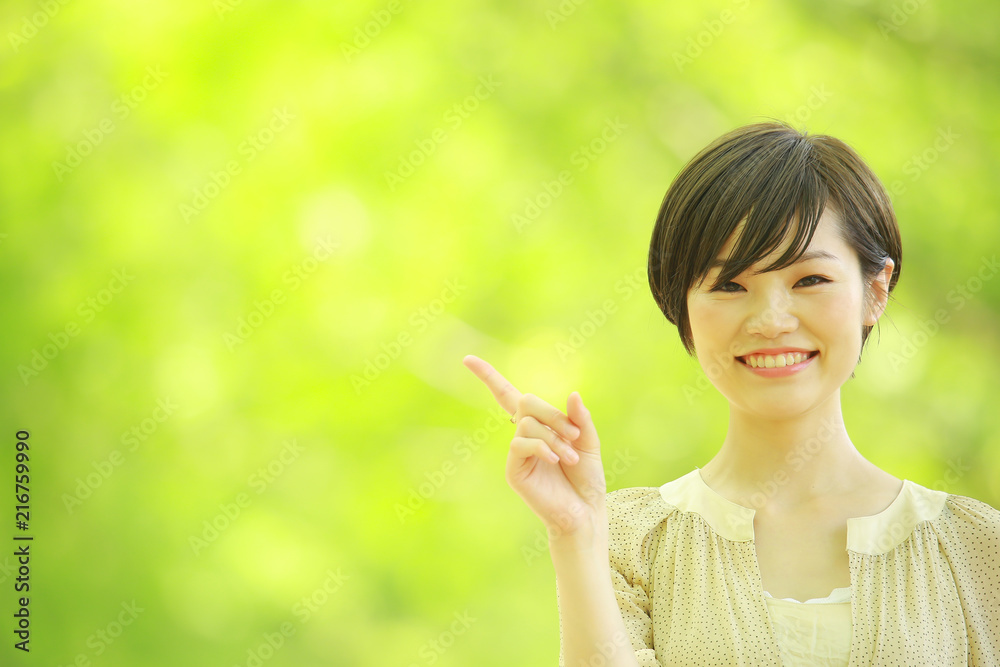 指差しする女性 指差しする女性