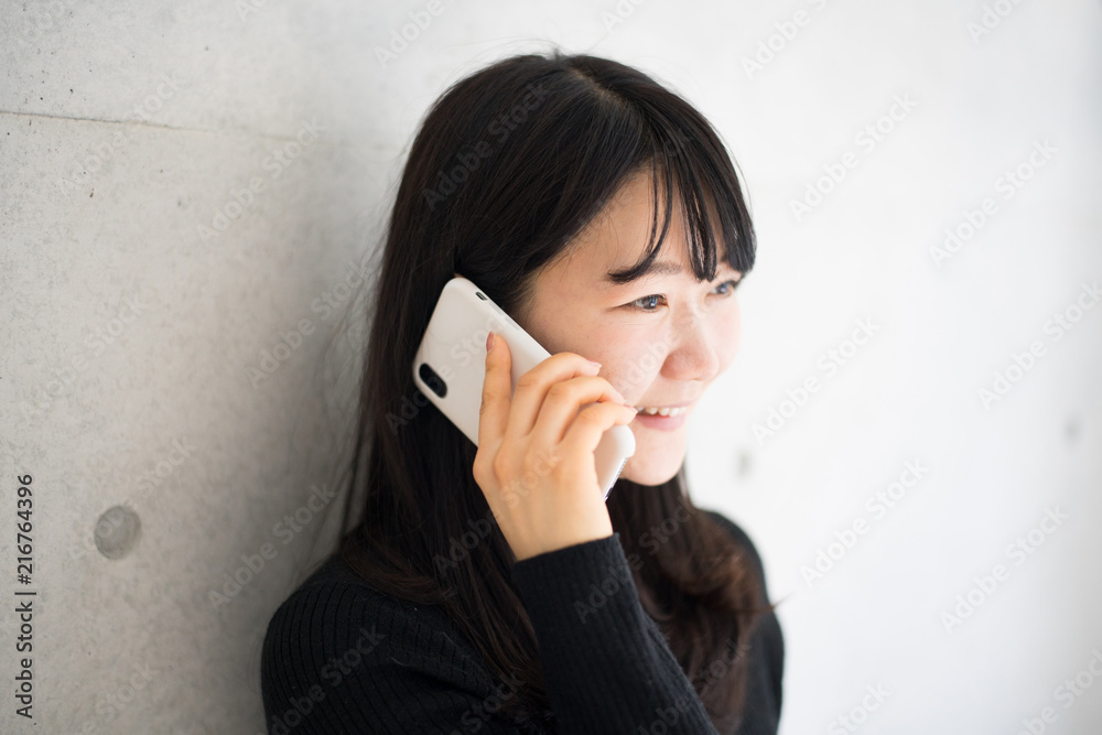 携帯電話で話す女性 携帯電話で話す女性