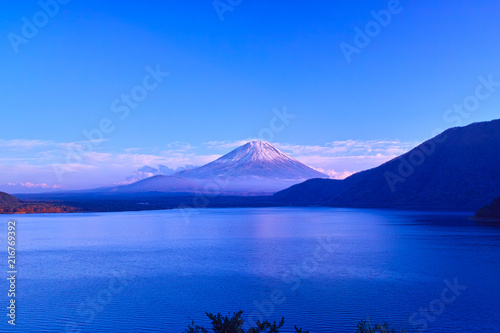 西日が射す本栖湖と富士山