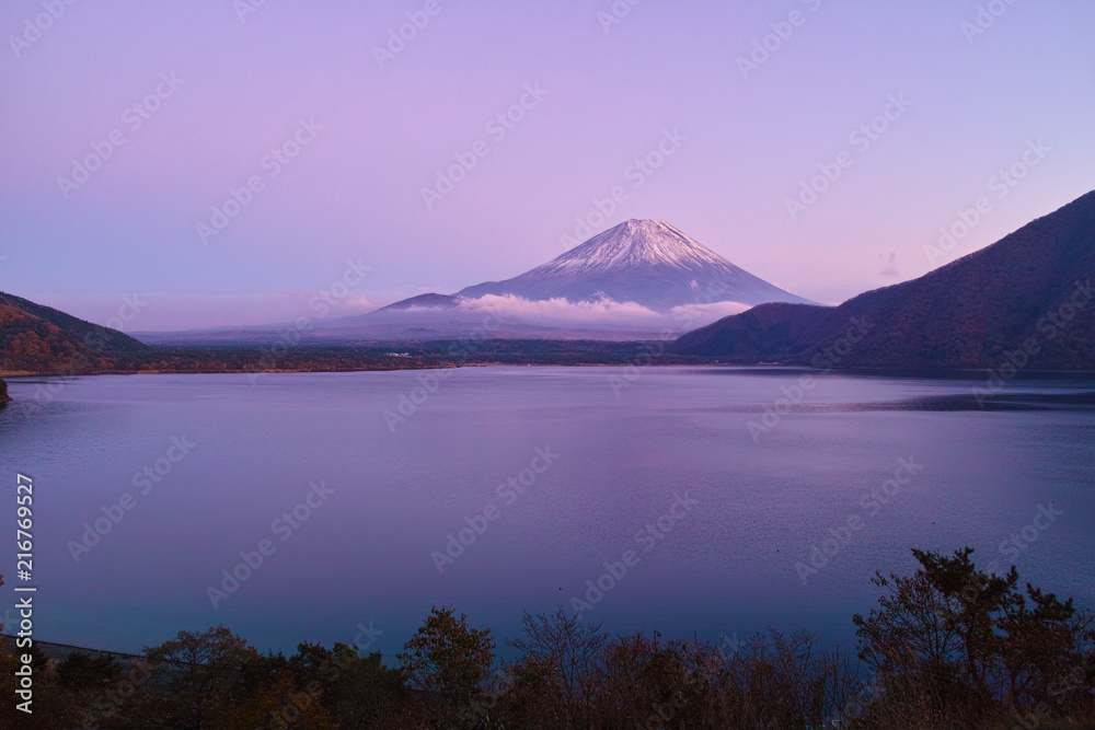 夕暮れの本栖湖と富士山
