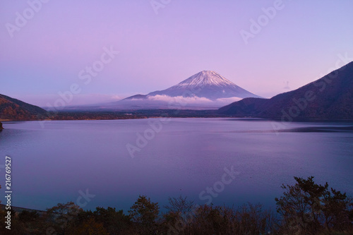 夕暮れの本栖湖と富士山 