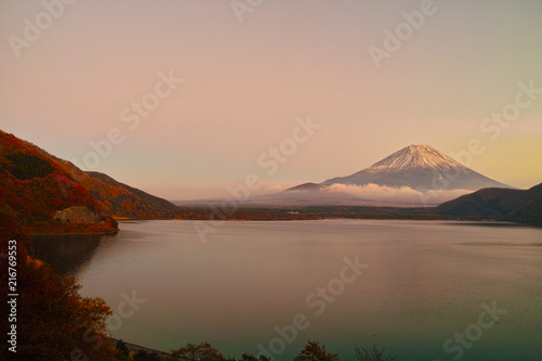 夕暮れの本栖湖と富士山