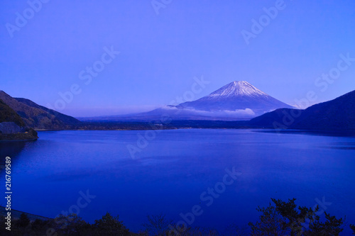 ゴールデンアワーの本栖湖と富士山