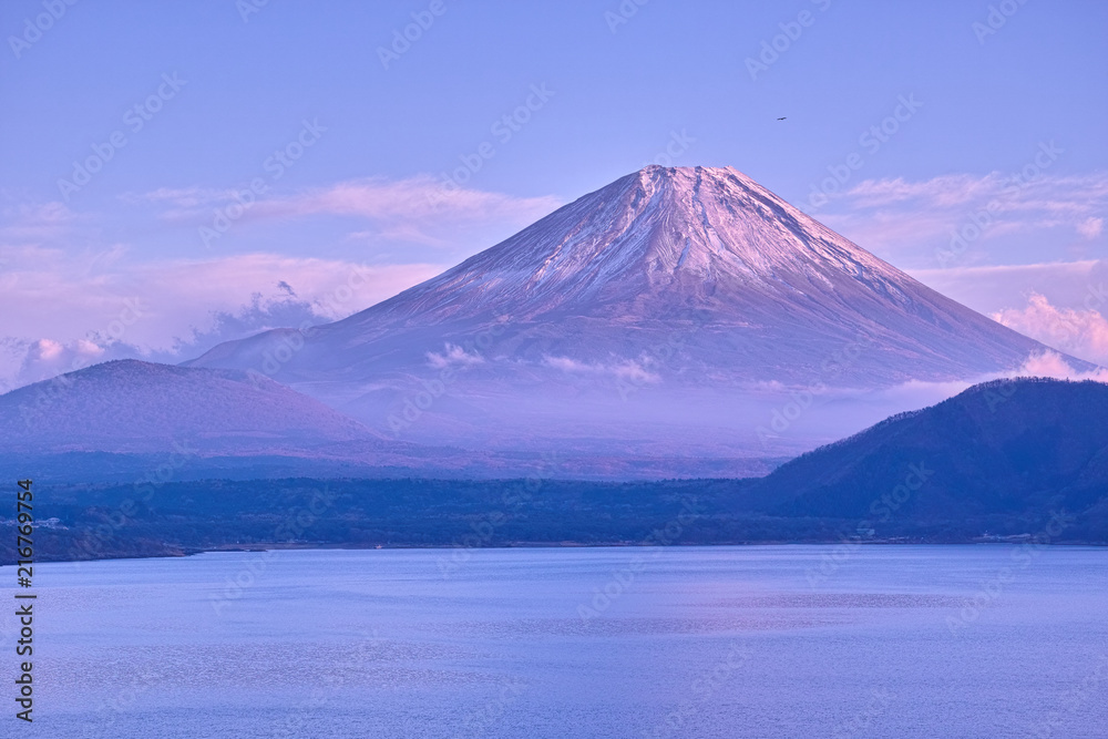 夕暮れの本栖湖と富士山
