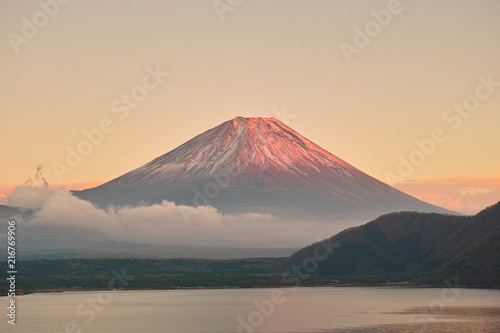 夕暮れの本栖湖と富士山 