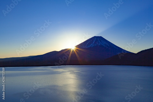 富士山と日の出、山梨県本栖湖にて