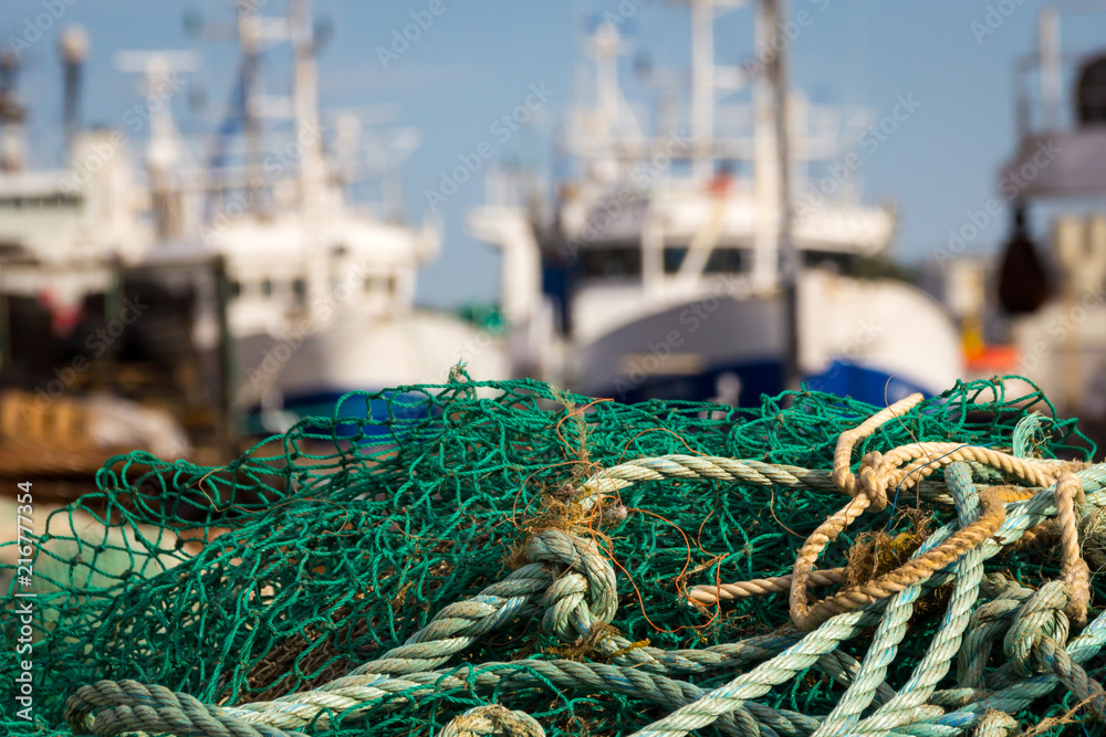 Taue Netze und Schiffe im Fischereihafen