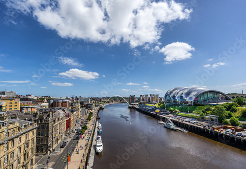 Foto Looking down the Tyne River to the Quayside in Newcastle and Gateshead