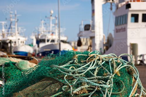 Taue Netze und Schiffe im Fischereihafen