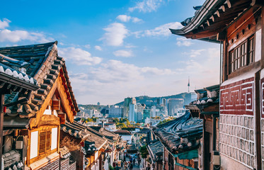 Fototapete Seoul Touristen im Bukchon Hanok Dorf  © PixHound