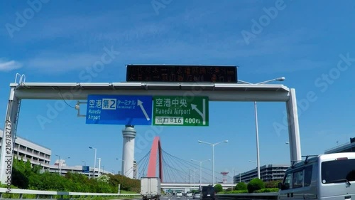日本都市風景。羽田空港付近を首都高速道路で走行