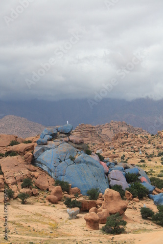 Blaue Felsen in Afrika vor den Bergen des Antiatlas