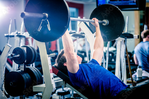 Bilde på lerret Man pressing barbell on incline bench.